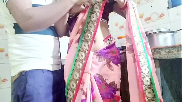 भाभी बर्तन धोते हुए, देवर ने कान में फुसफुसाया: “भाभी, तुम्हारा रस भरा चूत मुझे चाहिए… देगी क्या?”