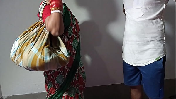 गर्म बर्तन बेचने वाली आंटी की रसीली चुदाई – हिंदी में जोरदार आवाज