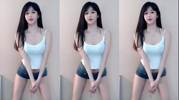 Cô Gái Trung Quốc Mặc áo Hai Dây Phóng Mình Trên Tàu Lượn Siêu Tốc, Vòng Ngực Căng Tròn Rung Lắc Theo Từng Cú đổ Dốc.