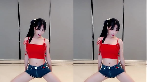 Cô Gái Trung Quốc Nóng Bỏng Nhảy Múa Quyến Rũ Trên Cầu Thang đỏ Rực