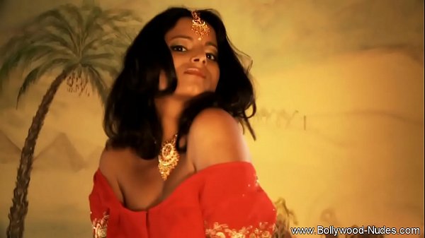 Sizzling Bollywood Babe Peels Off Just For Your Eyes