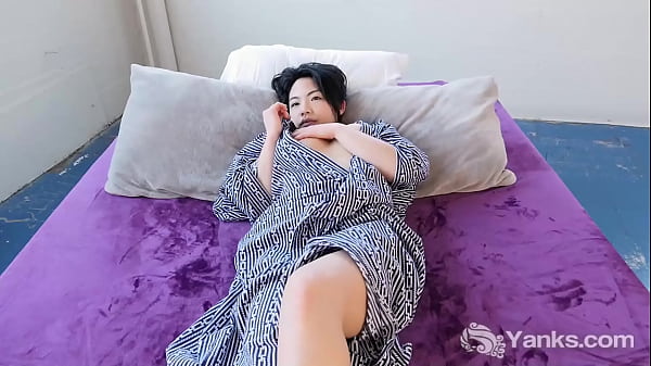 Yanks Asian Beauty Hope Gold Pleasuring Herself