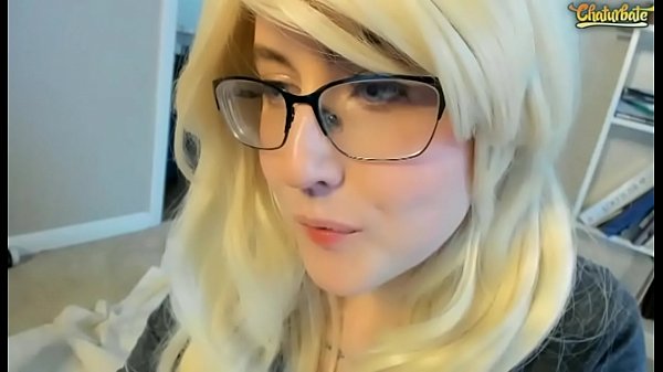 Enlarged Clitoris Close-up: Blonde Amateur’s Intimate Webcam Session
