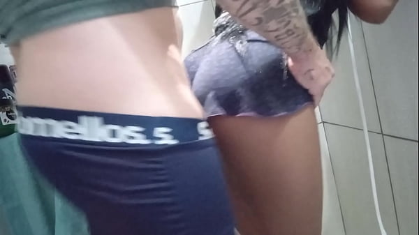 Madrasta Flagra Minha Punheta No Banheiro E Agarra Meu Pau Com Desejo
