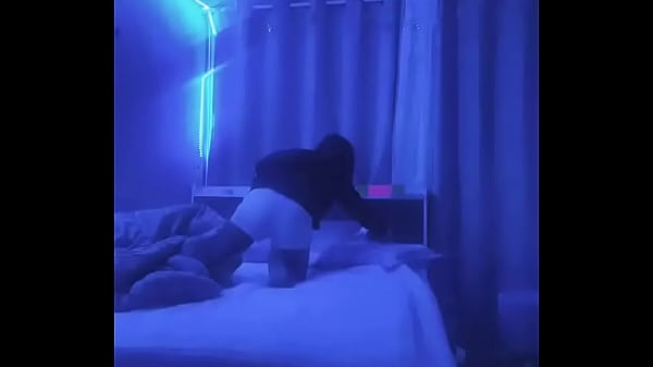 Coreana Esguia De Shortinho Curto Deixa A Calcinha à Mostra Durante Live Na Bigo