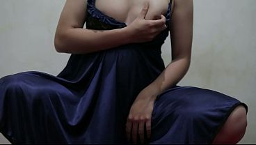 Gadis Lembut Terpaksa Masturbasi Dengan Botol, Gaun Satin Mengkilap