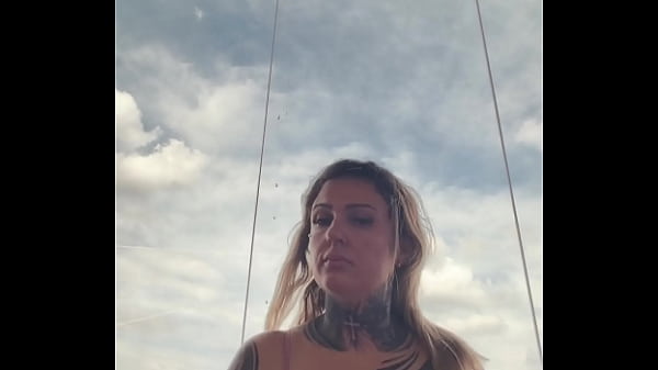 Tatuada Com Tesão, Bicos Duros Quase A Expulsam Da Academia Em Top Transparente