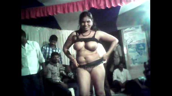 Sultry Telugu Aunty’s Seductive Street Dance