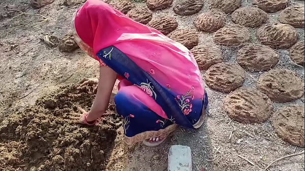 ग्रामीण बहू गाँव के किनारे गोबर लेने गई और वहीं चुदाई करवाने लगी