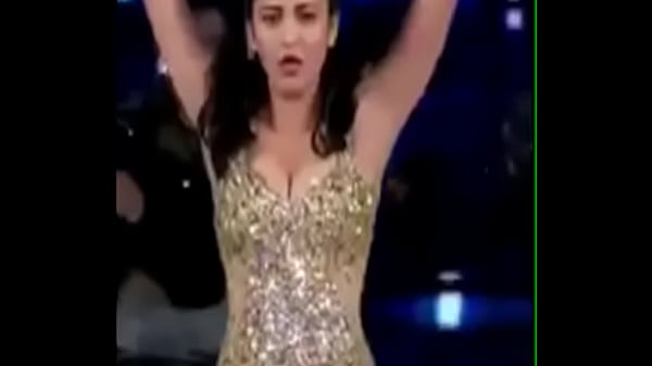 Check Out Shruthi Hassan’s Juicy Boobs Jiggling In A Hot Tamil Film Dance Show