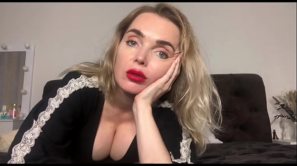 Зрелая мачеха снимает страстное видео для пасынка, пока муж на работе
