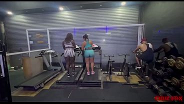 Corpos Suados E Músculos Pulsantes Na Academia