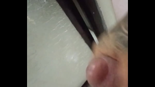 Mi Vecino Me Sorprende En El Baño Y Lo Invito A Meterse Conmigo