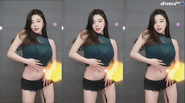 Sultry Seoul Siren Swaying Live