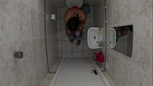 Ela Foi No Banheiro, Nem Trancou A Porta, O Amigo Entrou E Enfiou A Pica Bem Gostoso.