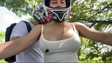Mi Hermanastra Me Recoge Después De Clases, Sin Sostén, Dejando Que Sus Tetas Se Marquen Bajo La Blusa