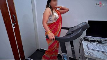 Gym Mein Chachi Ki Gilli Chut Dikhi – Saree Mein Workout Karti Desi Chachi, Bhatija Ne Gym Mein Pel Diya, Hindi Audio Mein