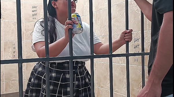 Adolescente Estudiante Se Entrega A Que Le Rompan Su Apretado Coño En La Prisión