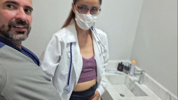 Vazou Vídeo Da Enfermeira Dando No Banheiro Do Hospital, Gemendo Gostoso E Molhando Tudo!