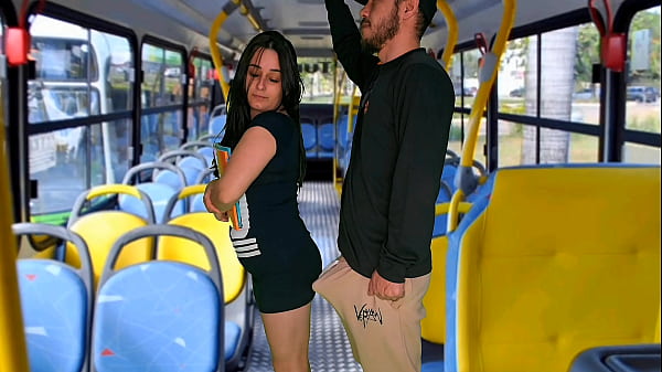 Estudante Sendo Apertada E Esfregada No Busão Lotado, Tesão No Meio Da Galera!