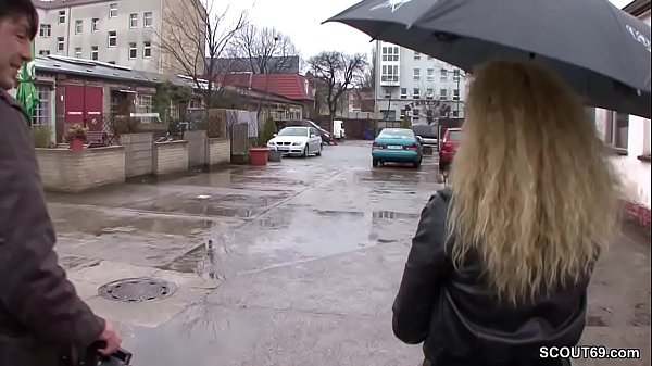 Teeny Auf Der Straße Angemacht Und Für Kohle Durchgenommen
