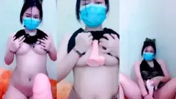 Cici Molly Sambil Menggigit Bibir, Toge Jepit Erat Di Balik Dildo Mangga Yang Basah Dan Menggoda.