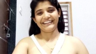 Desi Kamal Ki Hot Ladki Apne Boobs Dikha Rahi Hai, Juicy Aur Sexy