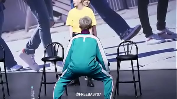 Coreano Rebolando Gostoso Em Público, Sensual E Provocante – Por Dani