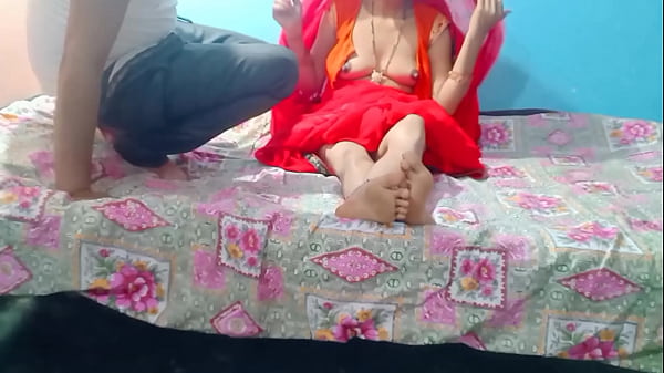 घर में जब कोई नहीं था, भाभी ने देवर के सामने मस्ती में पेटीकोट उठाकर दे दी नज़ारा