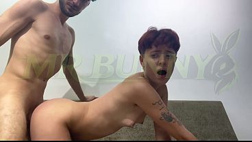 Chupei O Cuzinho Rosa Do Novinho Não Binário No Sofá Da Sala, Gemendo Gostoso