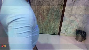 Bhabhi Ne Bathroom Mein Mooth Girate Hue Pakad Liya, Tabhi Uski Gili Ungliyaan Mere Honthon Tak Pahunch Gayi.