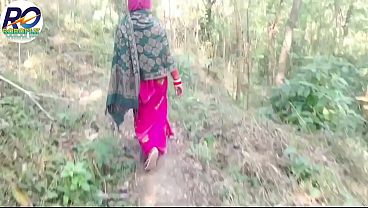 Desi Gaon Ki Bhabhi Jungle Mein Ghumne Gayi Aur Apni Saree Utha Ke Apna Pussy, Boobs Aur Gaand Dikhaya Aur Baingan Andar Daal Diya. Hindi Audio Wala Aisa Hi Karta Hai.