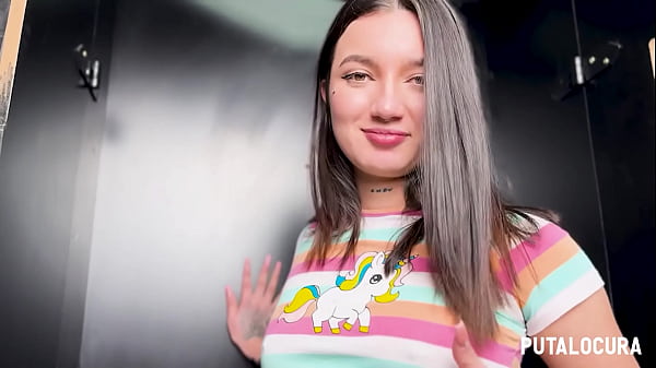 Putalocura – La Zorra Sara Villegas, Una Adolescente Caliente, Se Atraganta Con Leche En El Gloryhole
