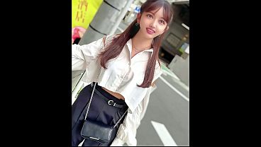 フィリピンと日本の血を引く18才、雑誌で見せる濃厚なハーフボディ