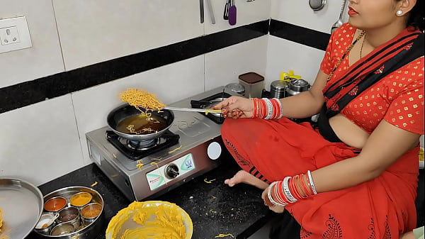 दिवाली की रात कोमल नमकीन बनाते हुए, देवर ने भाभी को पकड़ लिया