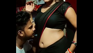Desi Bhabhi Ki Saree Mein Navel Ka Khel, Chhupi Hui Romance Ki Aag