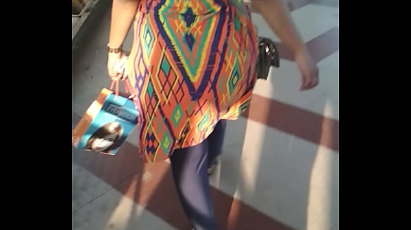 Big Indian Aunty’s Juicy Ass Bouncing With Every Step