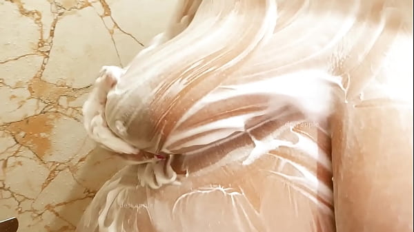Desi Bhabhi Ki Geeli Naangi Nahaar, Chaal Chikni Aur Badan Ka Pani Tapak Raha Hai