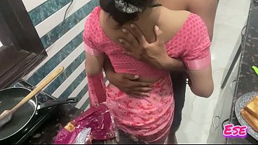 Desi Bhabhi Ki Jabardar Chudai Jab Wo Kitchen Mein Garam Khana Bana Rahi Thi Aur Chudai Mein Bilkul Na Manti