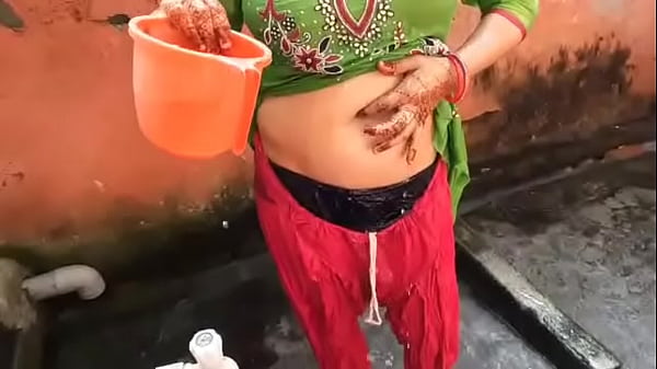 Desi Gaon Ki Chudail Nangi Aurat Bahar Naha Rahi Hai