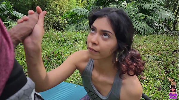 Un Chico Que Paseaba Por La Finca Me Pilló En Pleno Yoga Y Acabó Metiéndomela Bien Duro