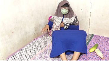 Cewek Hijab Indonesia Lagi Mainin Memeknya Sampe Basah.