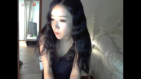 Hot Korean Babe Strips Down For The Lens