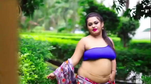 Sexy Xxx – Desi Bhabi’s Hot Sari Tease, Wet Curves Exposed