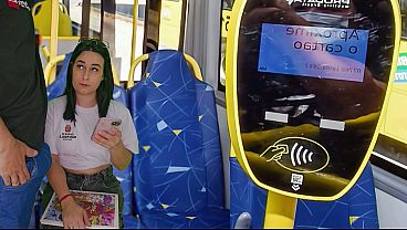 Aluna Gostosa Percebe O Pau Duro Do Passageiro No Busão… E Ficou Sem Graça!