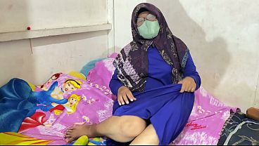 Wanita Berhijab Lagi Mainin Diri Sendiri Dengan Penuh Gairah.